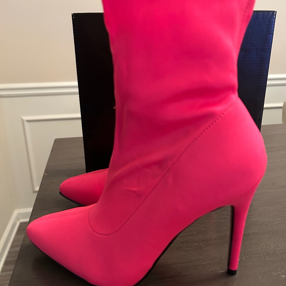 Anne Michelle Hibiscus Hot Pink Pointy Toe Stiletto 7.5